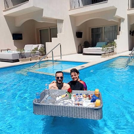 The V Luxury Resort Sahl Hasheesh Hurghada Esterno foto Floating pool service at a resort