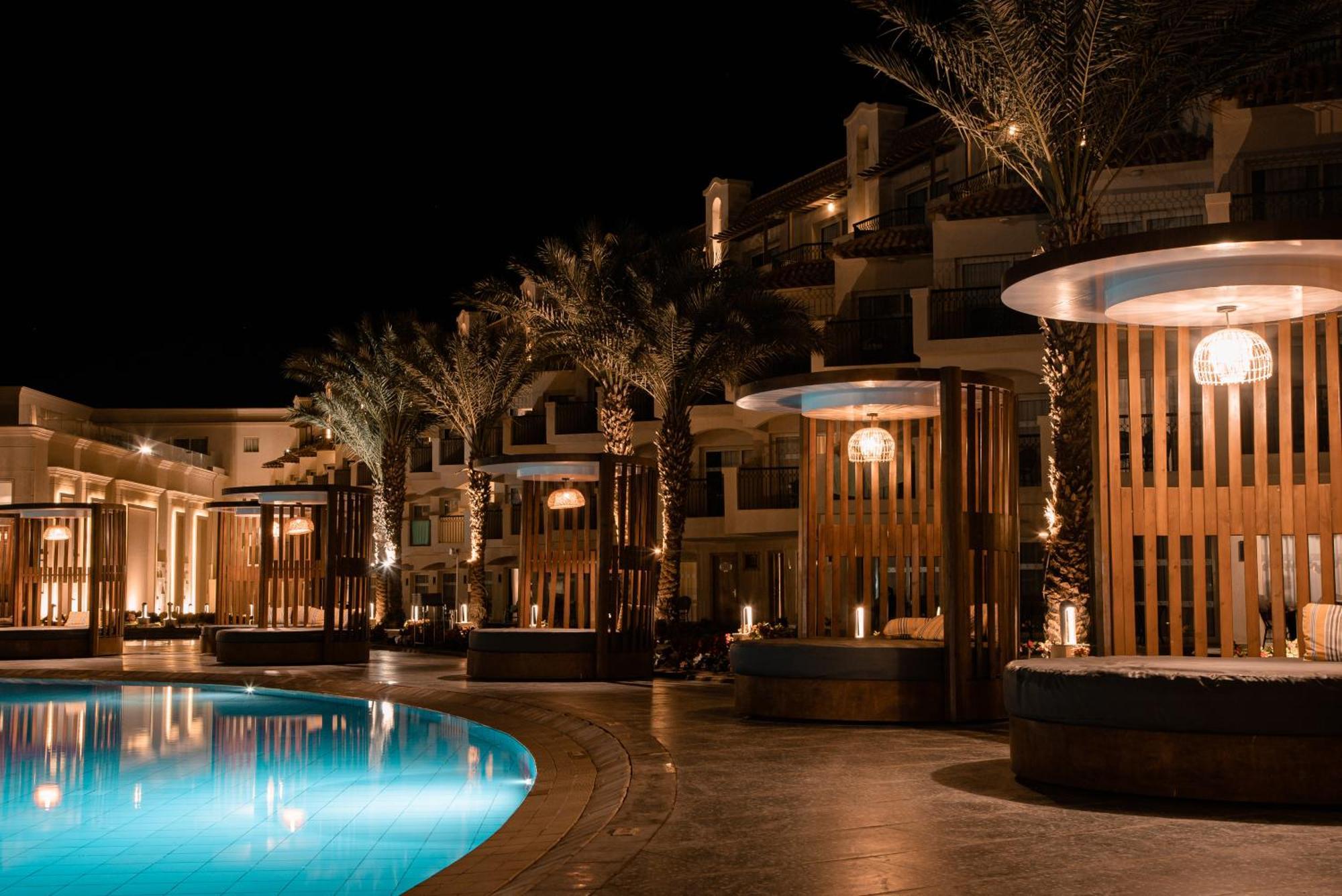 The V Luxury Resort Sahl Hasheesh Hurghada Esterno foto The resort at night