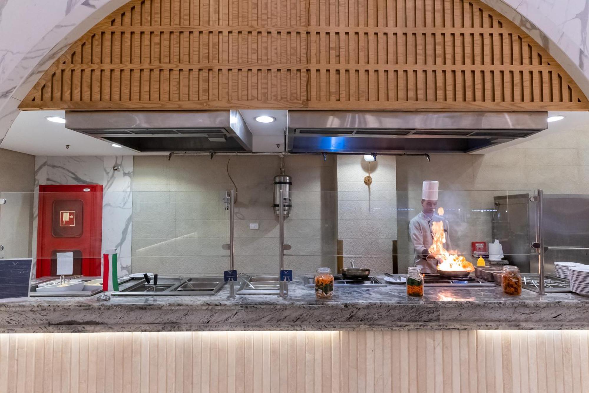 The V Luxury Resort Sahl Hasheesh Hurghada Esterno foto A kitchen at the hotel