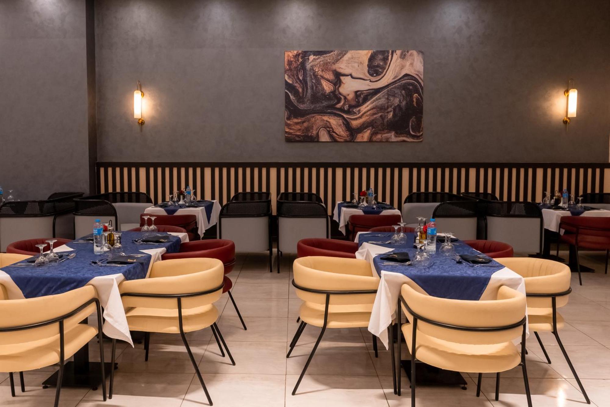 The V Luxury Resort Sahl Hasheesh Hurghada Esterno foto The interior of the restaurant