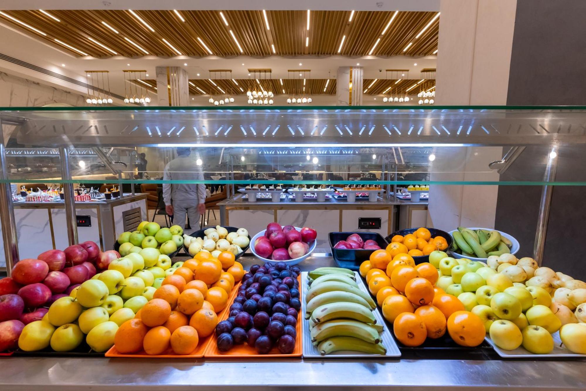 The V Luxury Resort Sahl Hasheesh Hurghada Esterno foto Fruit at a buffet