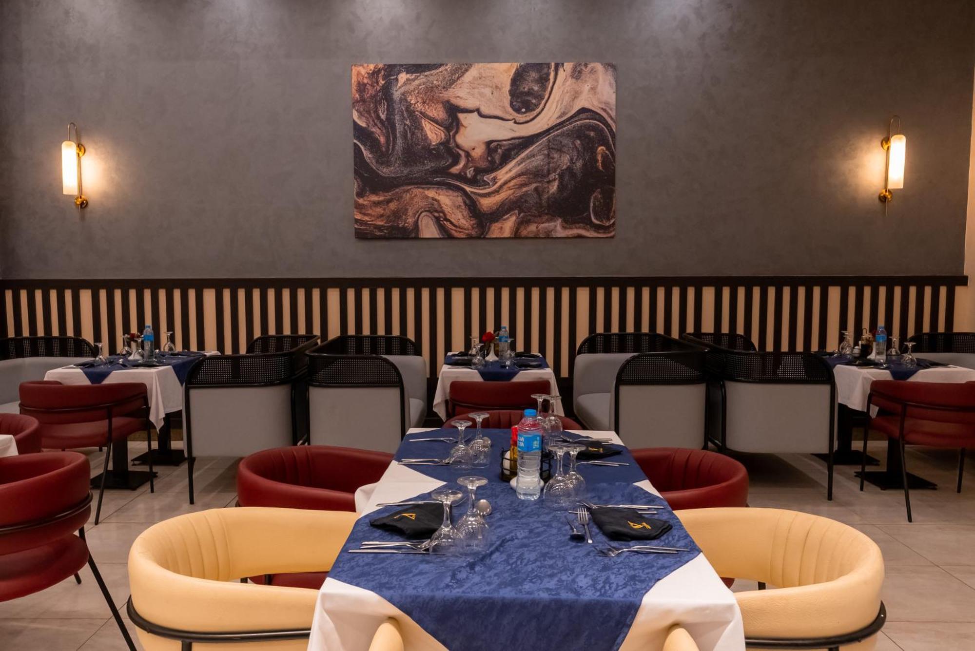 The V Luxury Resort Sahl Hasheesh Hurghada Esterno foto The interior of the restaurant