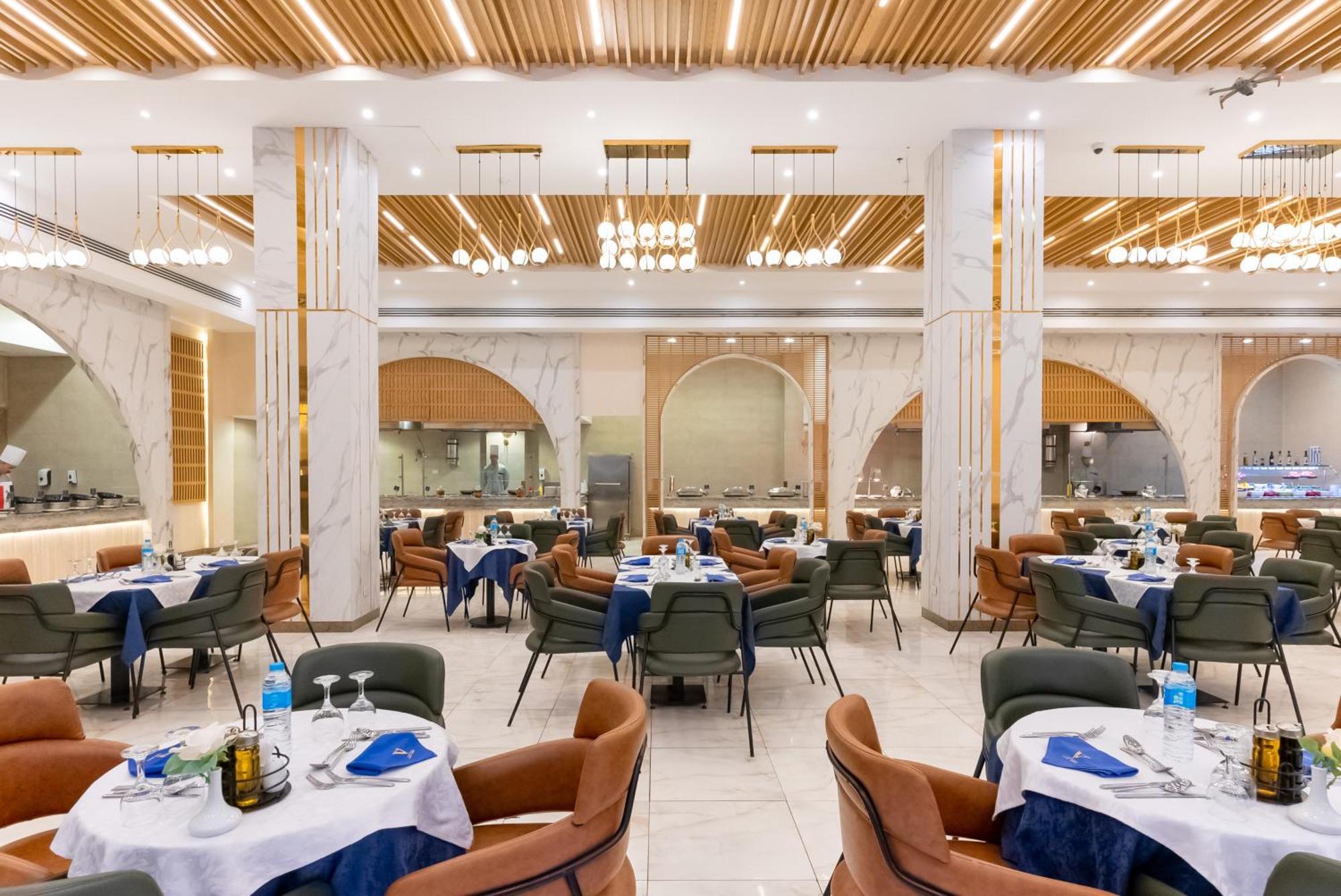 The V Luxury Resort Sahl Hasheesh Hurghada Esterno foto The interior of the restaurant