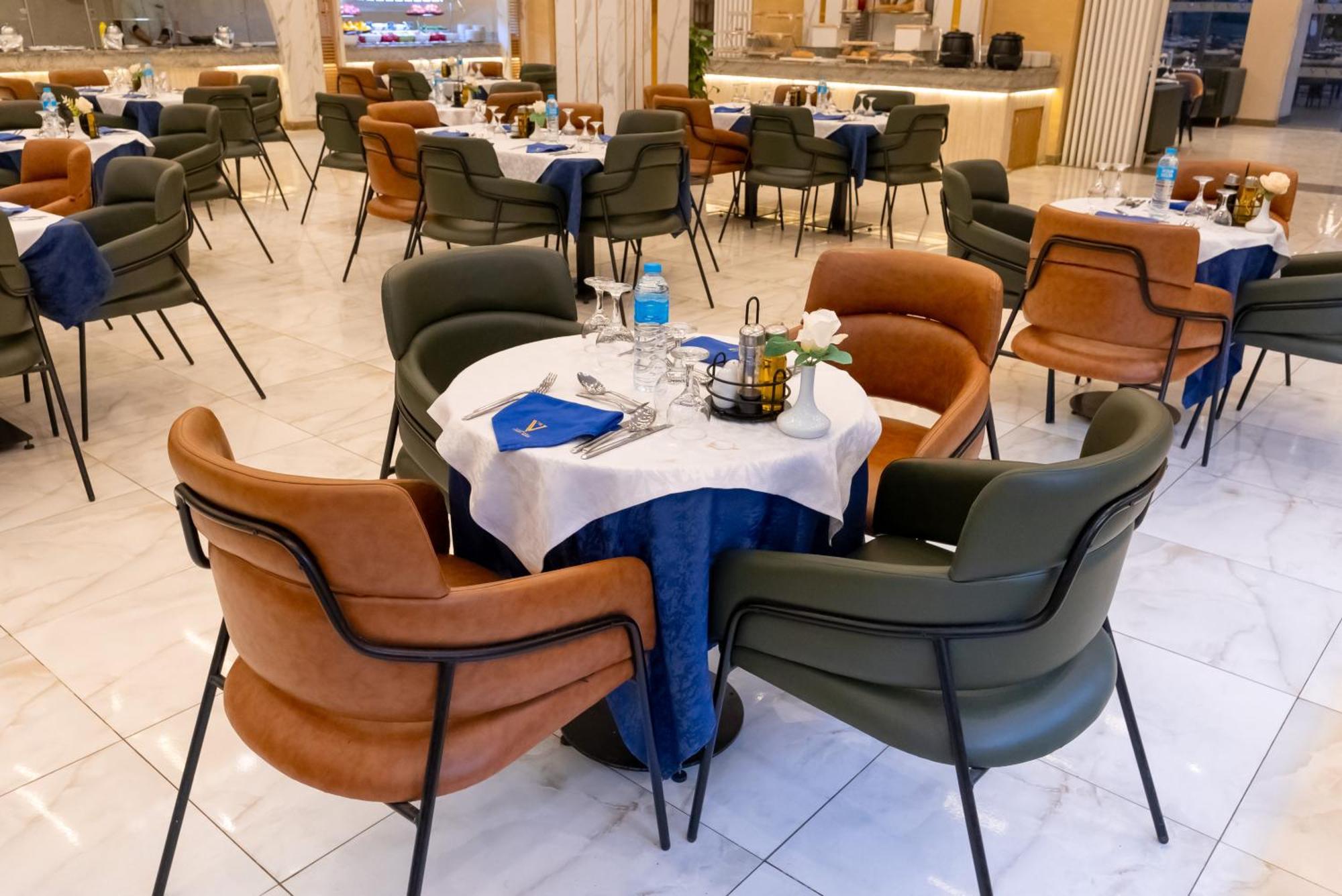 The V Luxury Resort Sahl Hasheesh Hurghada Esterno foto The interior of the restaurant