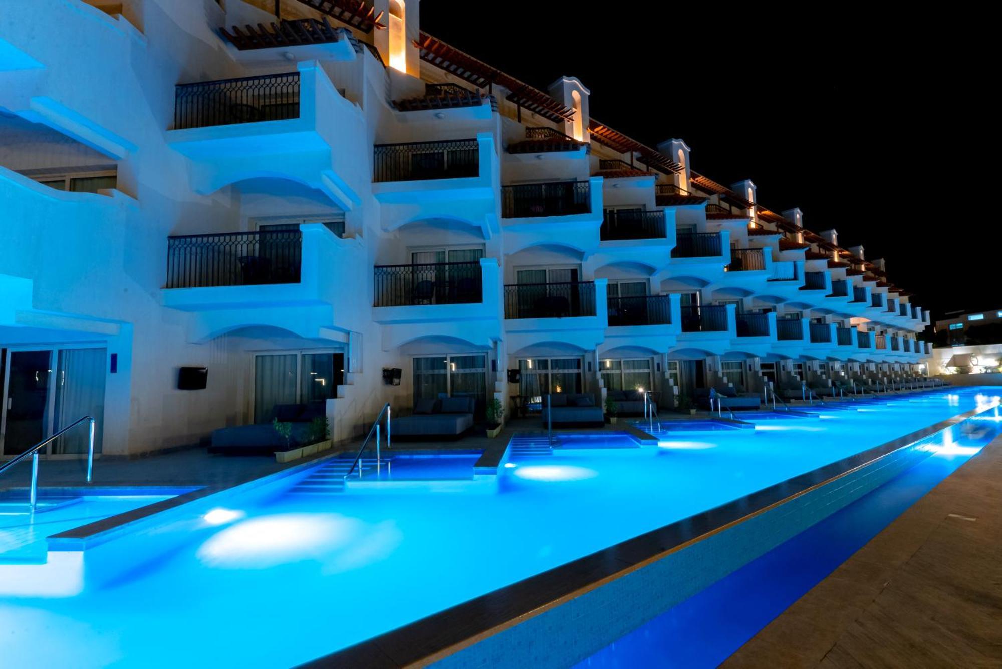 The V Luxury Resort Sahl Hasheesh Hurghada Esterno foto The swimming pool at the hotel