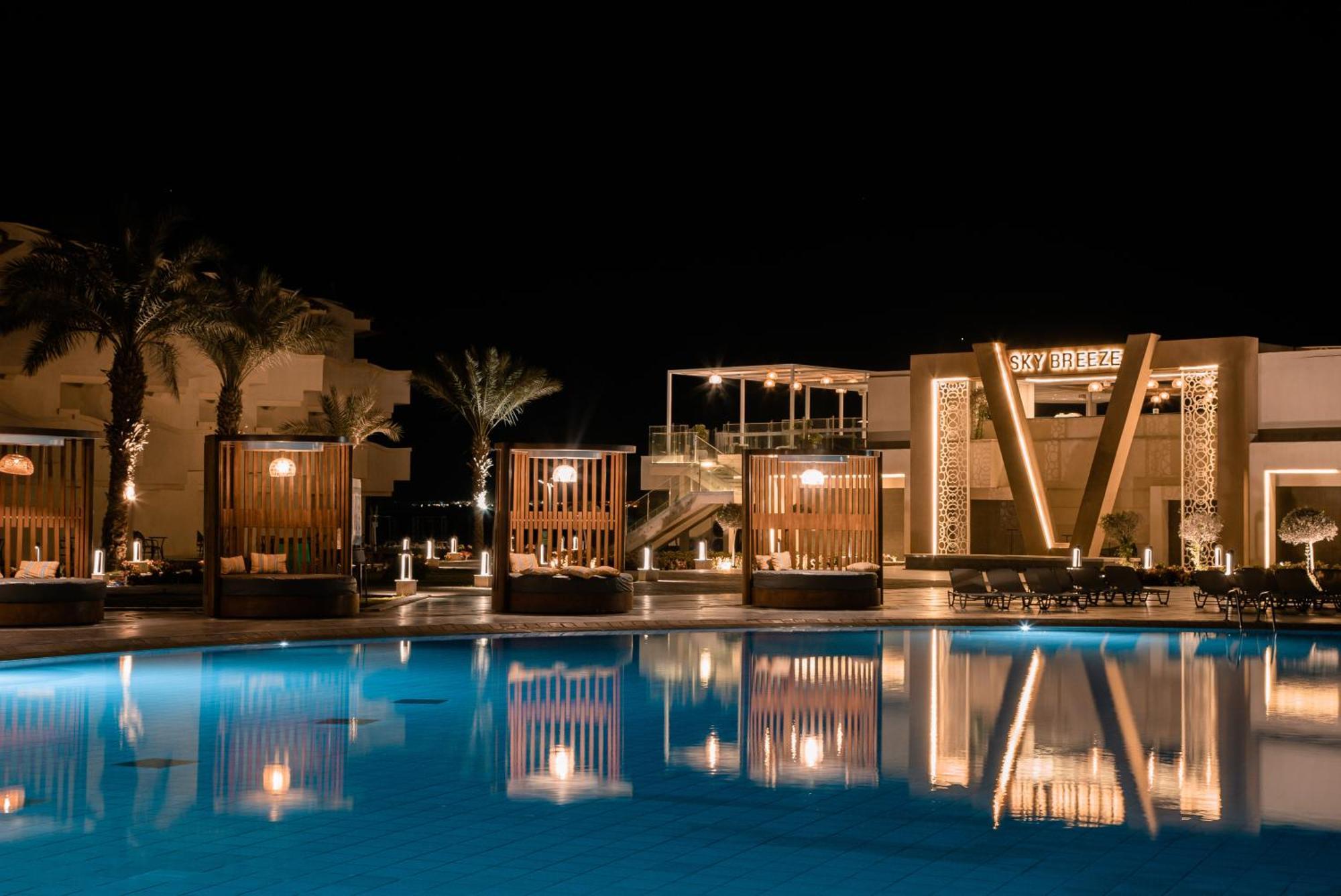 The V Luxury Resort Sahl Hasheesh Hurghada Esterno foto The resort at night