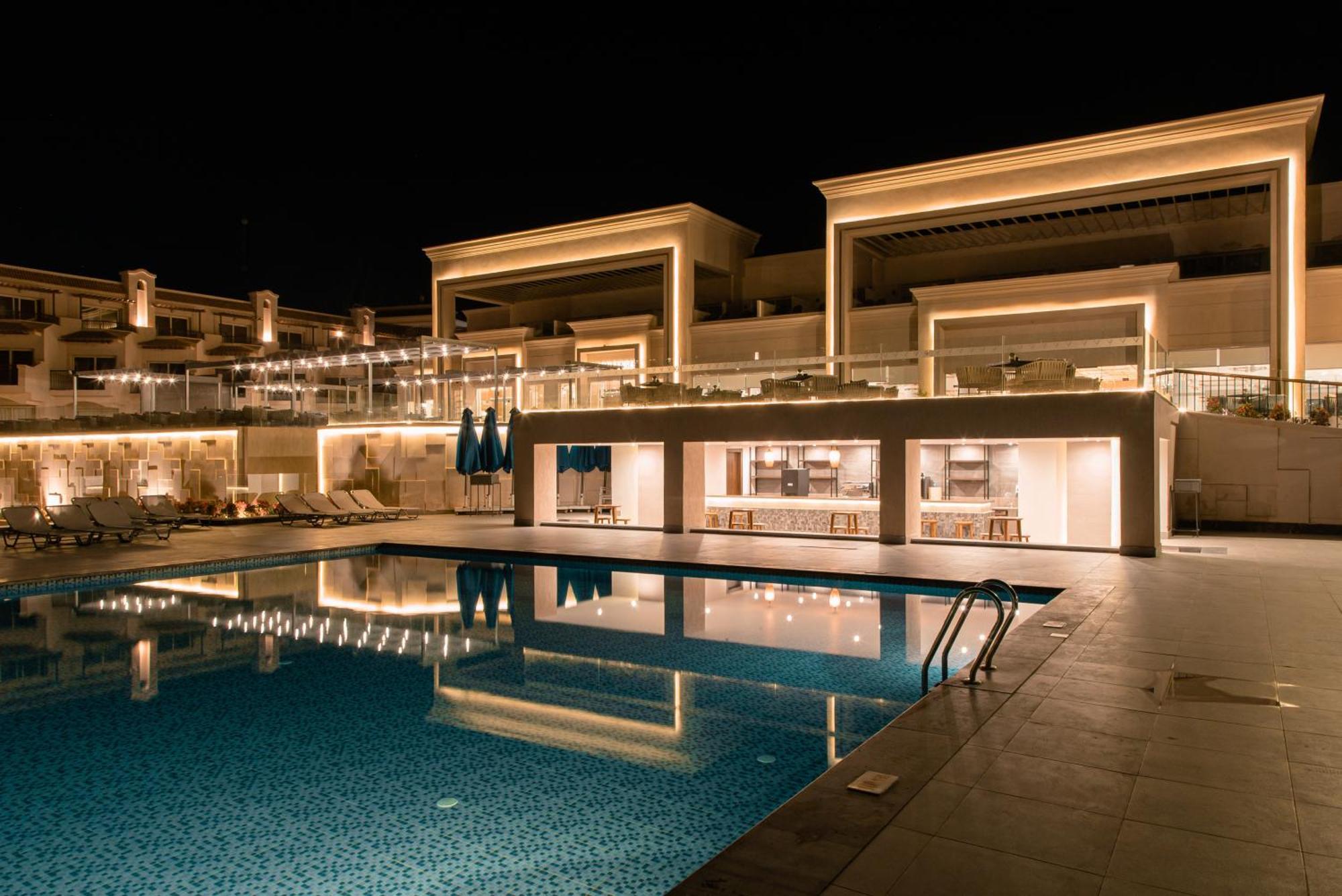 The V Luxury Resort Sahl Hasheesh Hurghada Esterno foto The resort at night