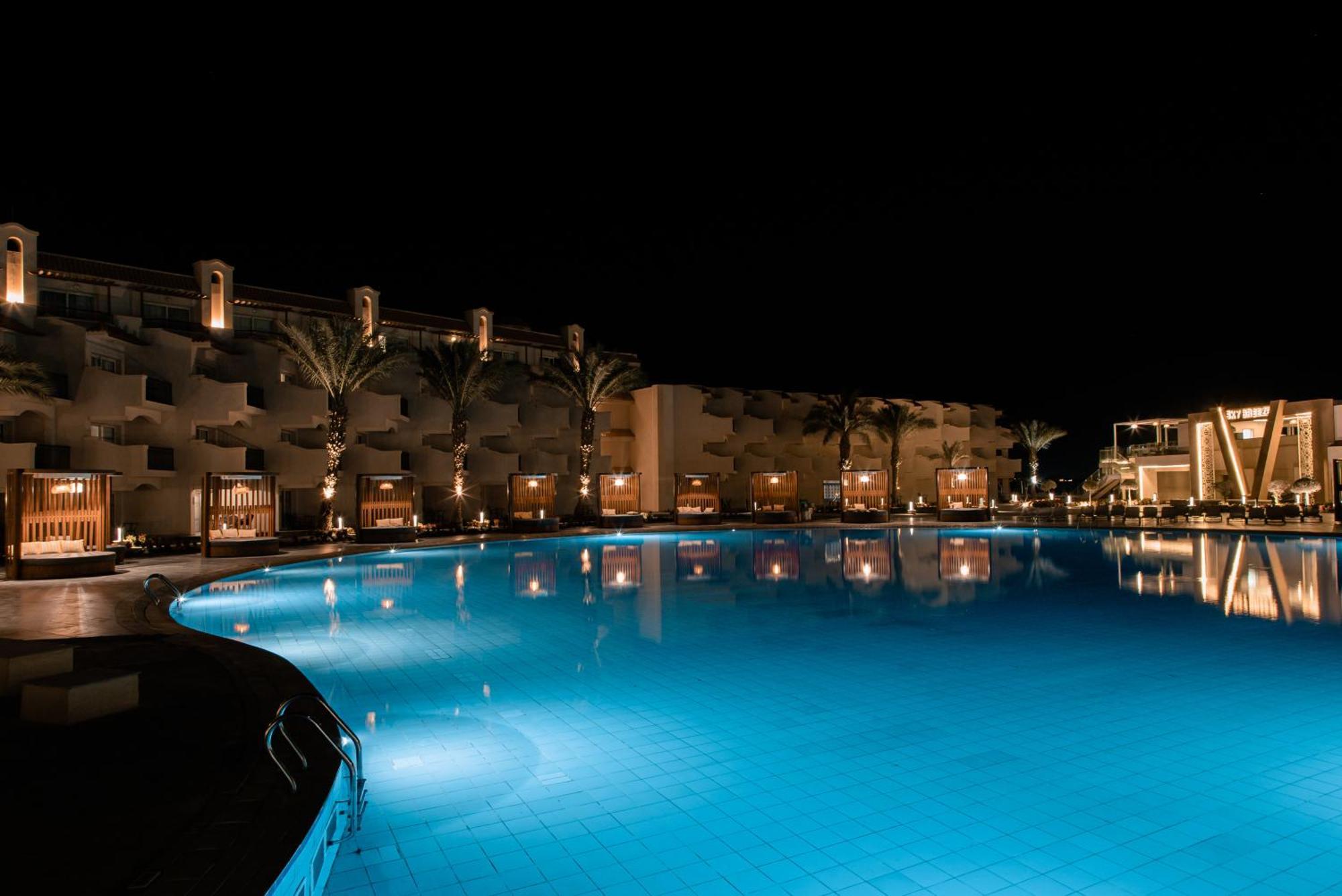 The V Luxury Resort Sahl Hasheesh Hurghada Esterno foto The pool at the resort at night