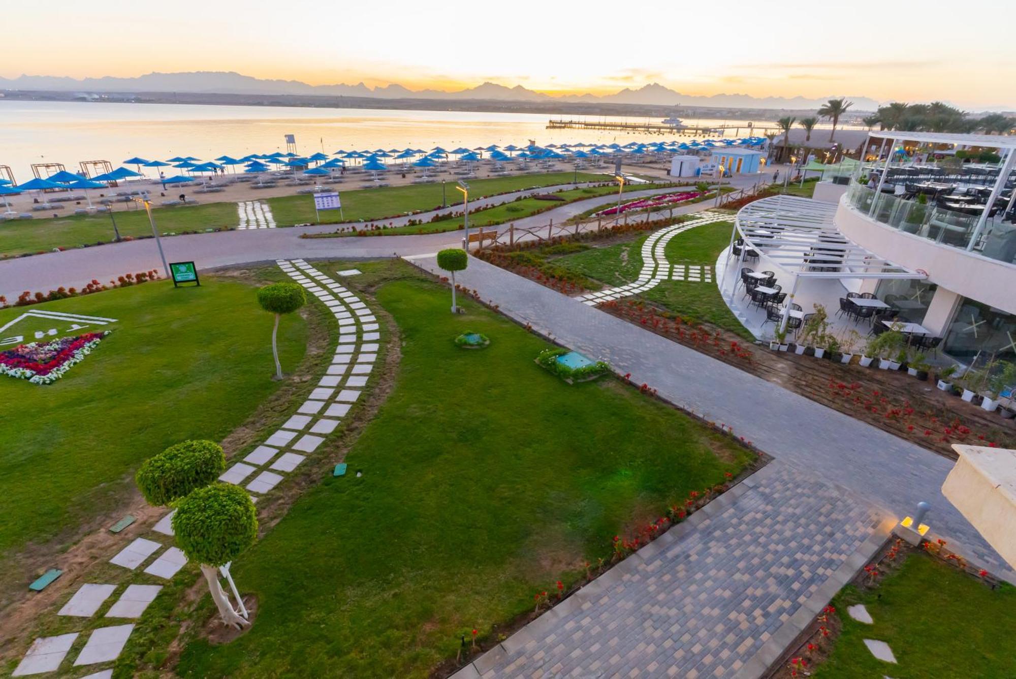 The V Luxury Resort Sahl Hasheesh Hurghada Esterno foto The resort's beach