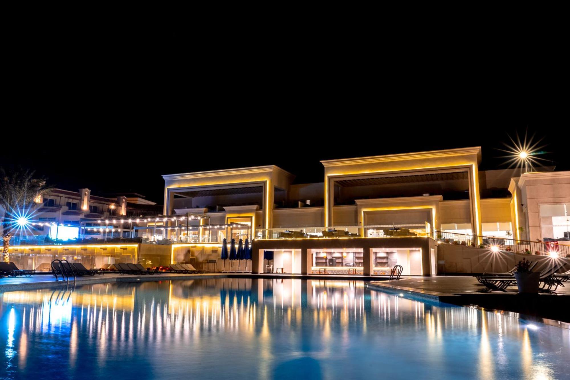 The V Luxury Resort Sahl Hasheesh Hurghada Esterno foto The resort at night