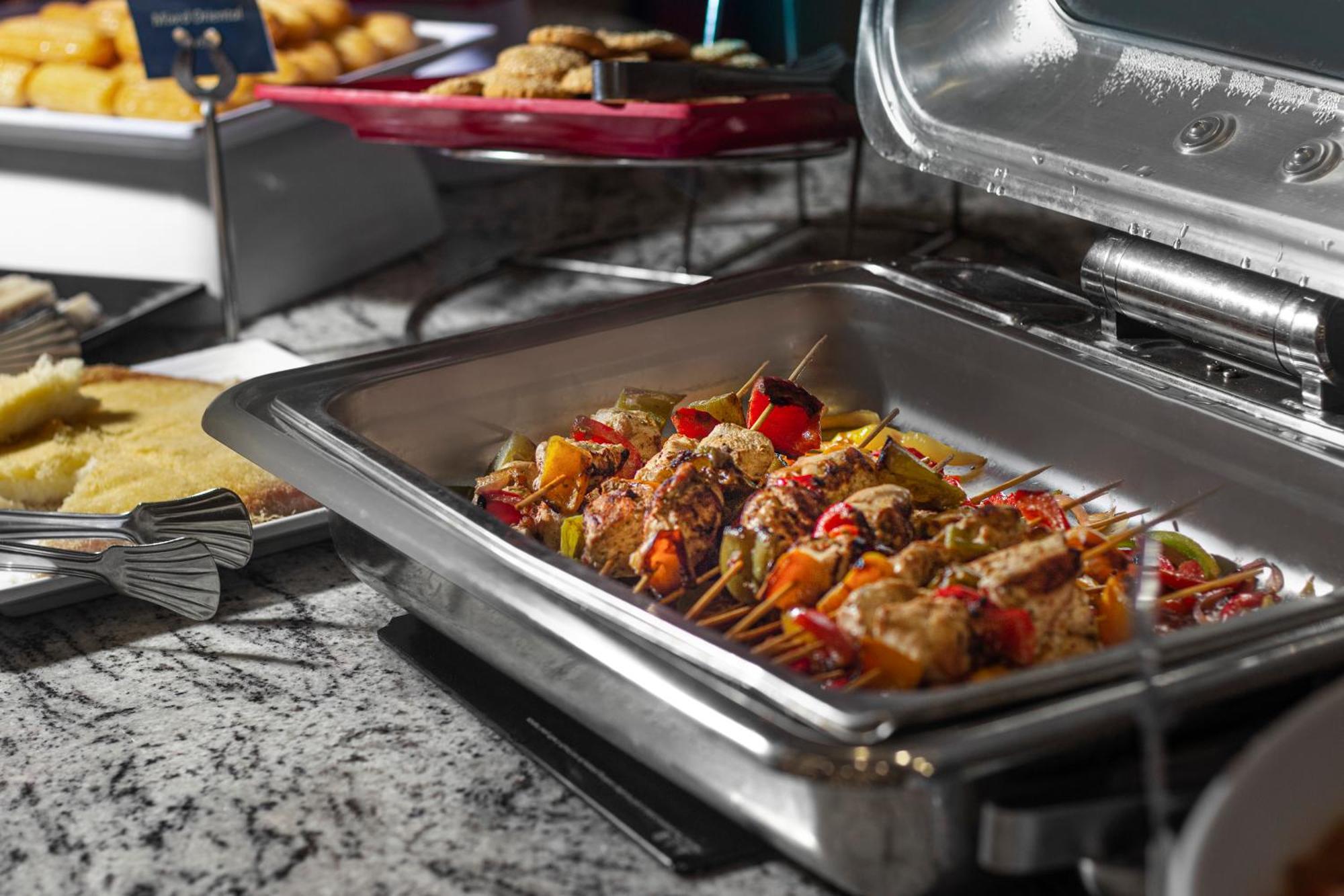 The V Luxury Resort Sahl Hasheesh Hurghada Esterno foto A chafing dish