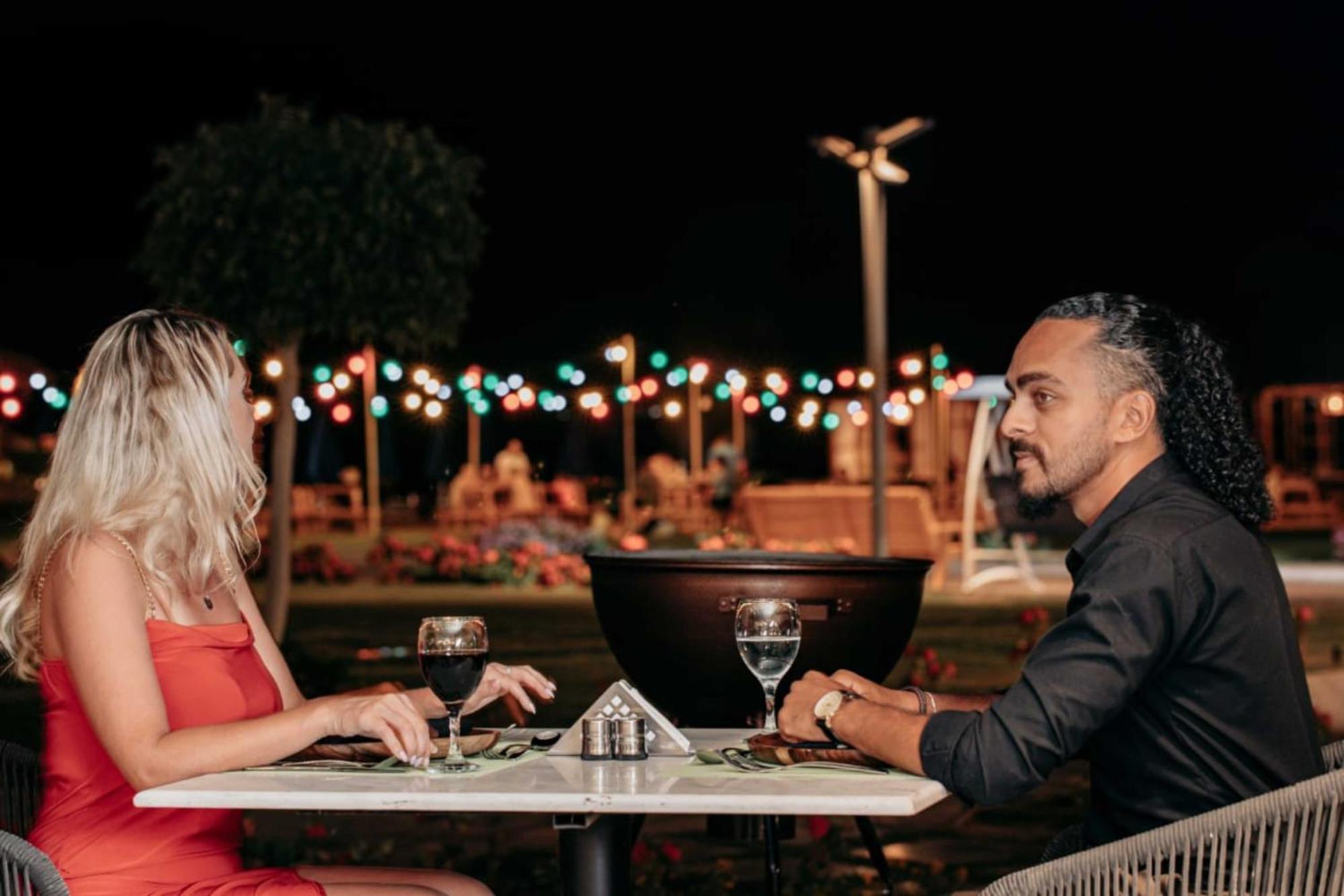 The V Luxury Resort Sahl Hasheesh Hurghada Esterno foto A couple dining at a restaurant