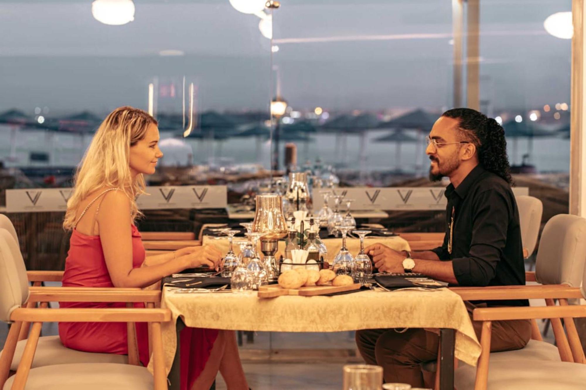 The V Luxury Resort Sahl Hasheesh Hurghada Esterno foto A couple dining at the restaurant