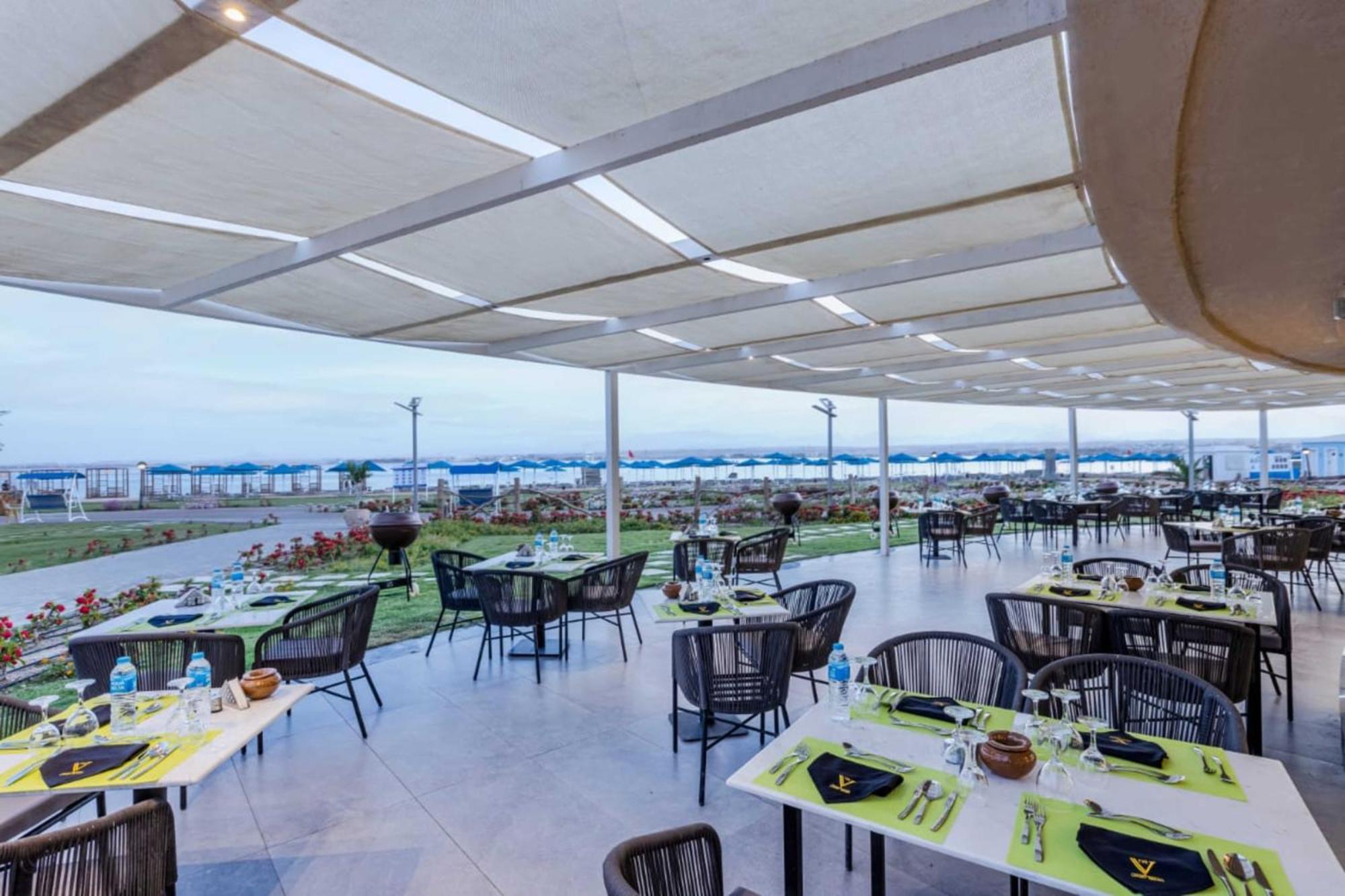 The V Luxury Resort Sahl Hasheesh Hurghada Esterno foto The restaurant