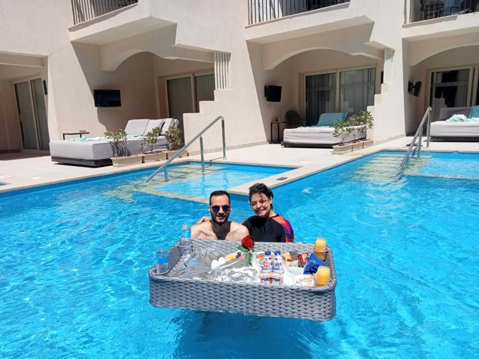 The V Luxury Resort Sahl Hasheesh Hurghada Esterno foto Floating pool service at a resort