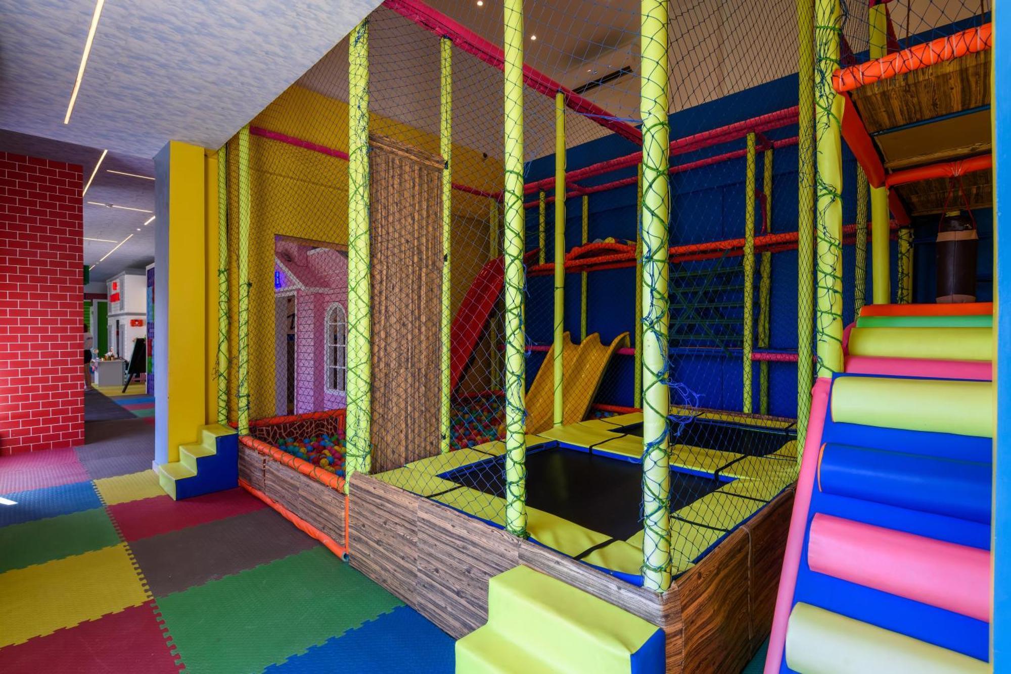 The V Luxury Resort Sahl Hasheesh Hurghada Esterno foto Playground in the shopping mall